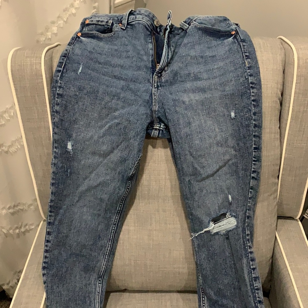 Like new GAP destroyed raw edge jeggings EUC